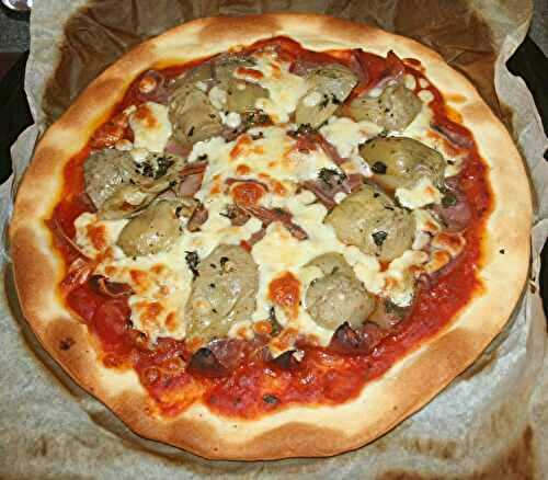 Pizza aux artichauts et jambon cru