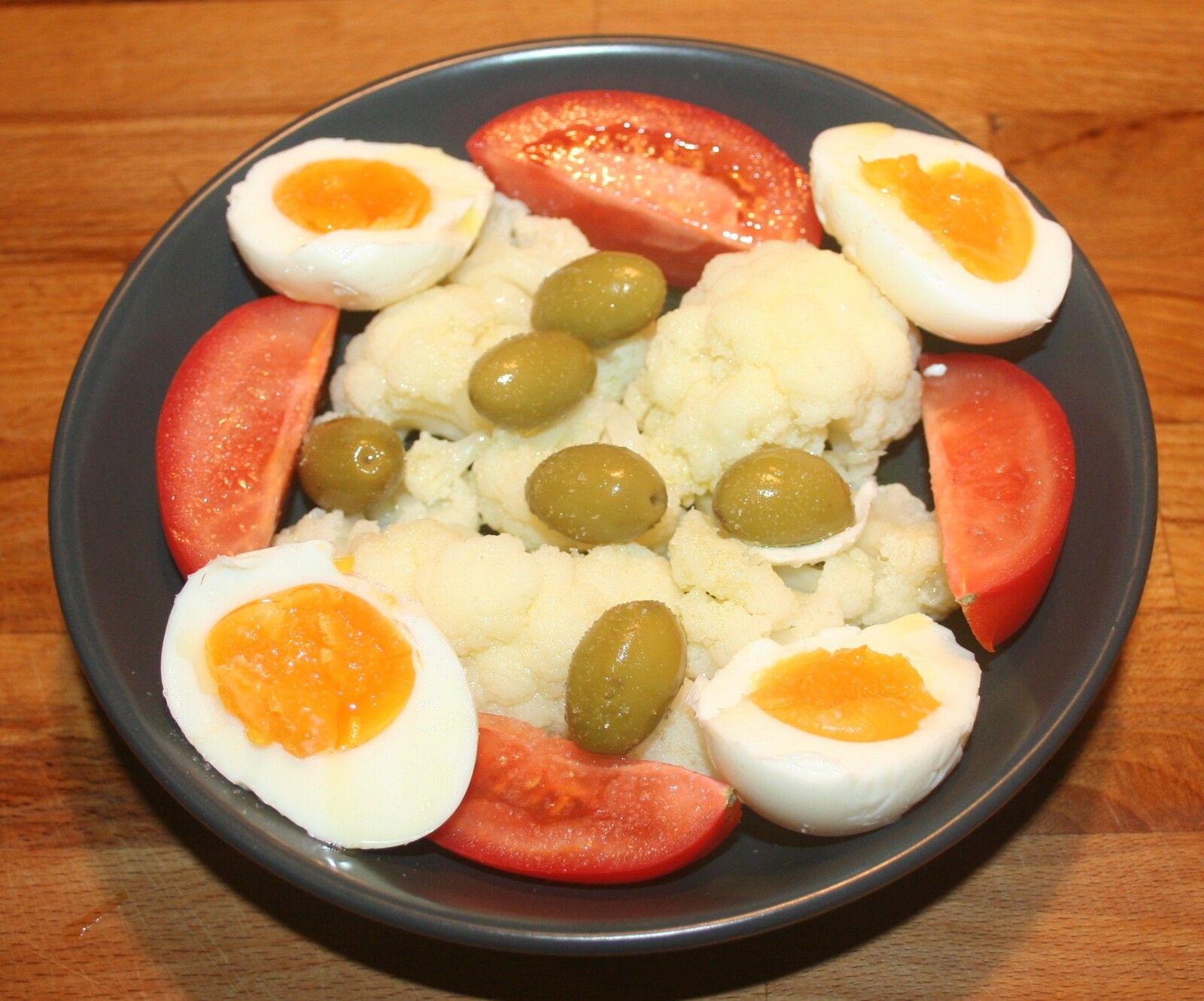 Salade chou-fleur, tomate, œufs et olives vertes
