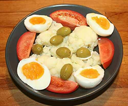 Salade chou-fleur, tomate, œufs et olives vertes