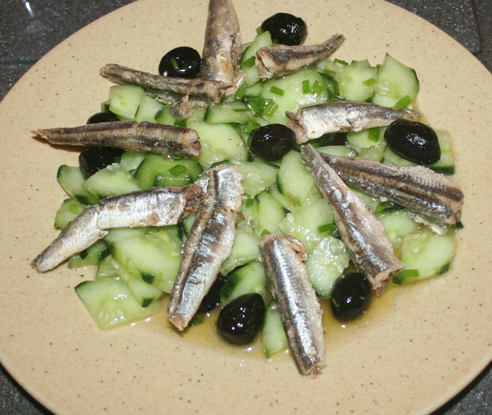 Salade de concombre, anchois et olives noires