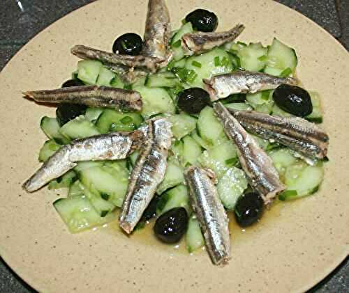 Salade de concombre, anchois et olives noires