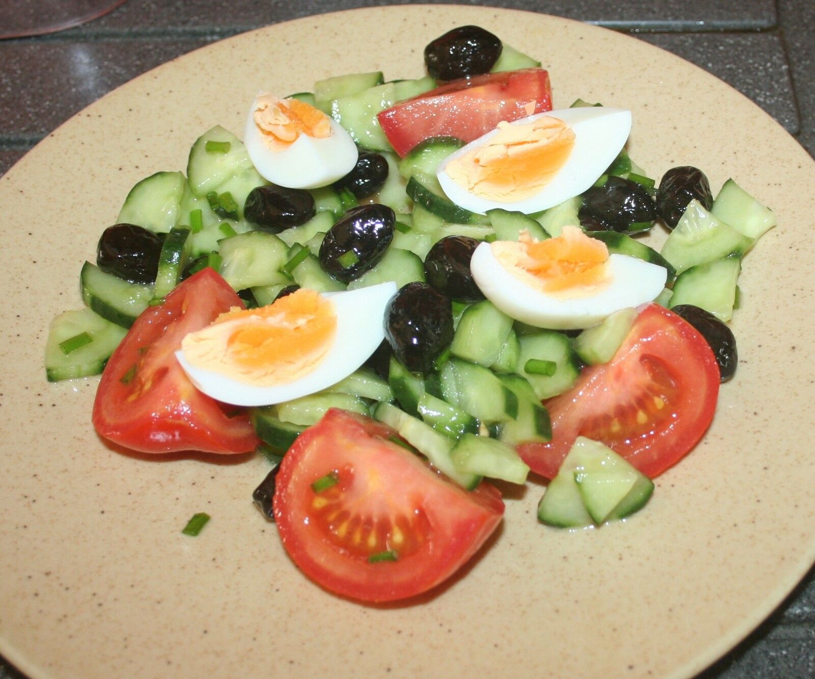 Salade de concombre, tomates, œufs, olives noires