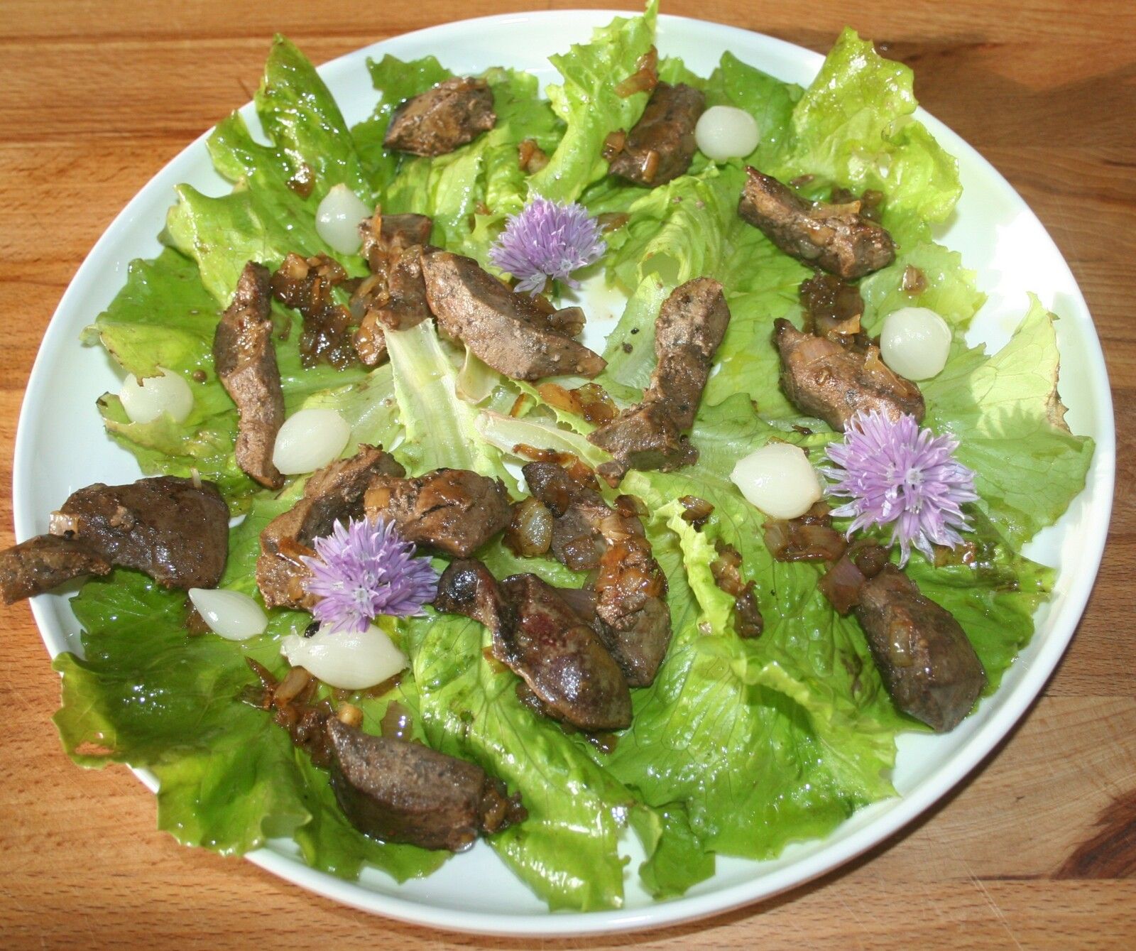 Salade de foie d'agneau sur lit de laitue