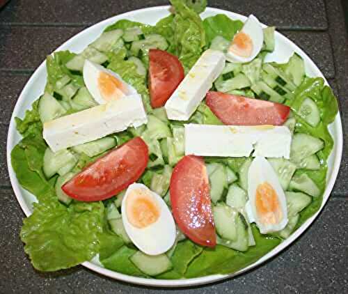Salade laitue, concombre, tomate, œuf, feta