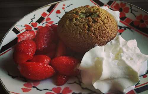 Biscuit fondant pistaches , fraises et chantilly