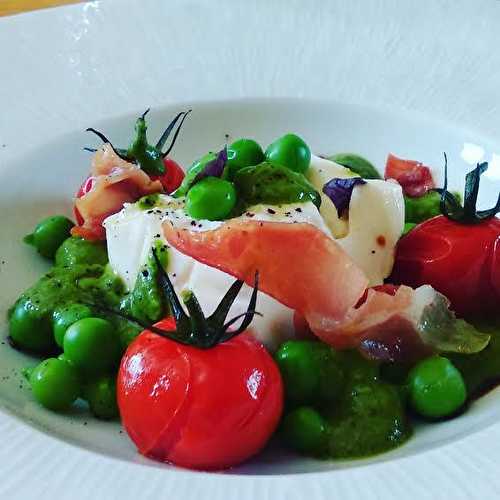 Buratta crémeuse, crème de petits pois au basilic, tomates rôties et chips de jambon cru