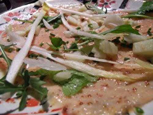 Carpaccio de saumon aux légumes croquants et au citron vert.