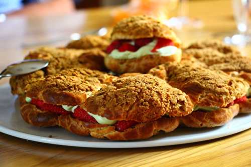 Choux craquelin pistache , ganache montée pistache et fruits rouges