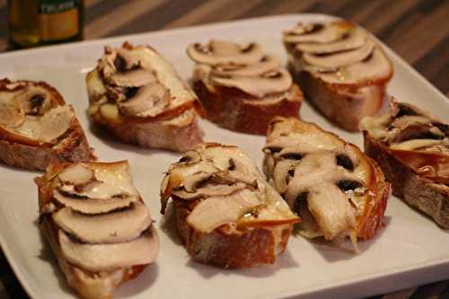 Crostinis à la scarmozza, champignons et huile de truffe