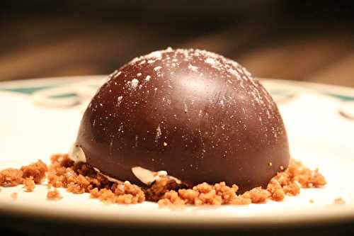 Demi -sphère au chocolat, mousse de poires et croustillant speculoos