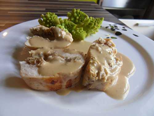 Filet de poulet farci à la duxelle de champignons et combawa de Madagascar