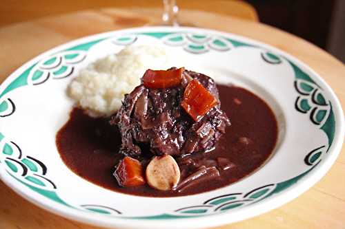 Joues de porc confites à l'échalote et au vin rouge