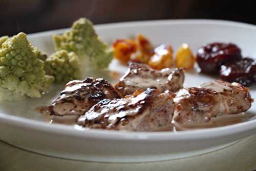 Médaillons d' araignée de porc , sauce crémeuse au vinaigre de cidre, pommes rôties et chou romanesco