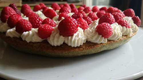 Pain de Gênes pistache, crème mascarpone au citron vert et framboises