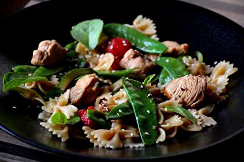 Poêlée de farfalles au poulet , pois gourmands et sésame