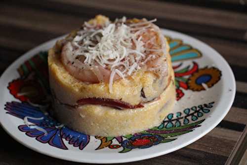 Polenta crémeuse aux champignons , speck et fromage de brebis