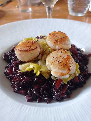 Risotto de riz noir, Saint-Jacques et poireaux