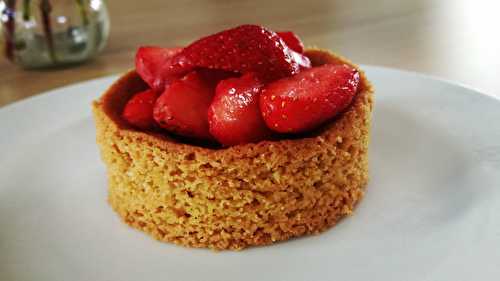 Sablé breton , chantilly pistache et fraises