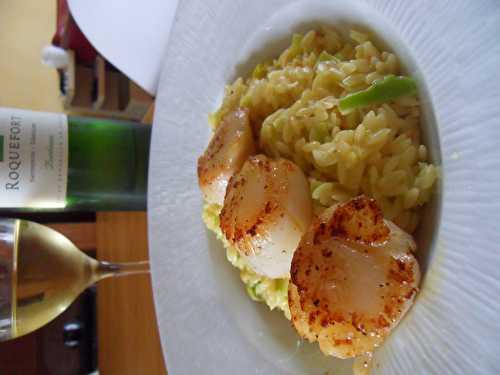 Saint jacques rôties , risotto d'avoine aux poireaux et safran