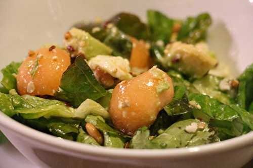 Salade aux graines , melon, mozzarella et avocat