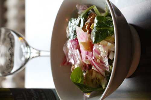 Salade d'hiver : endives, mâche, betterave chioggia , noix , feta et vinaigrette de clémentine