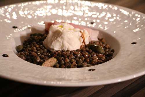 Salade de lentilles tièdes à la burrata et au speck