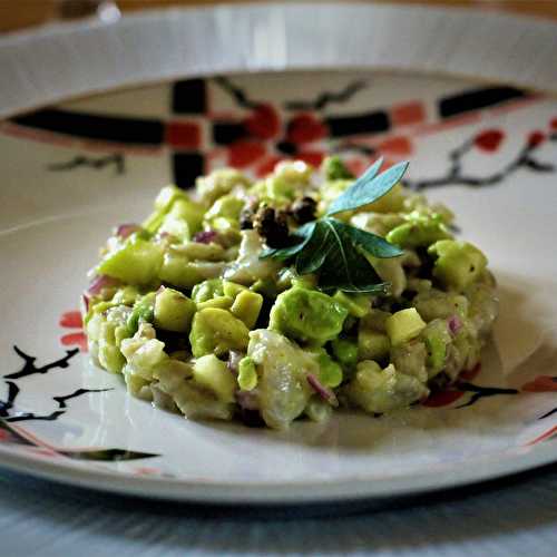 Tartare de maigre à l'avocat, pomme granny et baies de la passionné