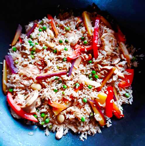 Wok de riz sauté aux légumes et poulet