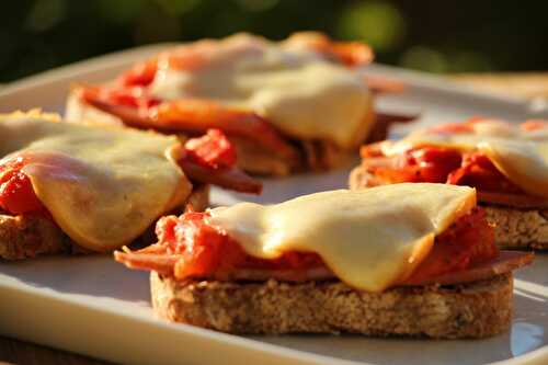 Bruschetta à la mortadelle et à la scarmoza fumée