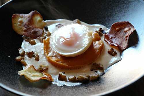 Oeuf mollet, purée de patates douces , crème d'Ossau Irraty et petits artichauts grillés, chips de patate douce