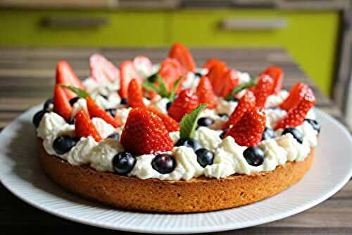 Pain de Gênes , mousse au chocolat blanc , myrtilles et fraises