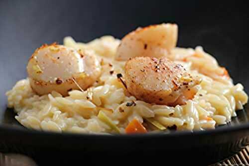 Noix de saint jacques rôties , risotto d'avoine à la citronnelle et aux baies de sil-timur