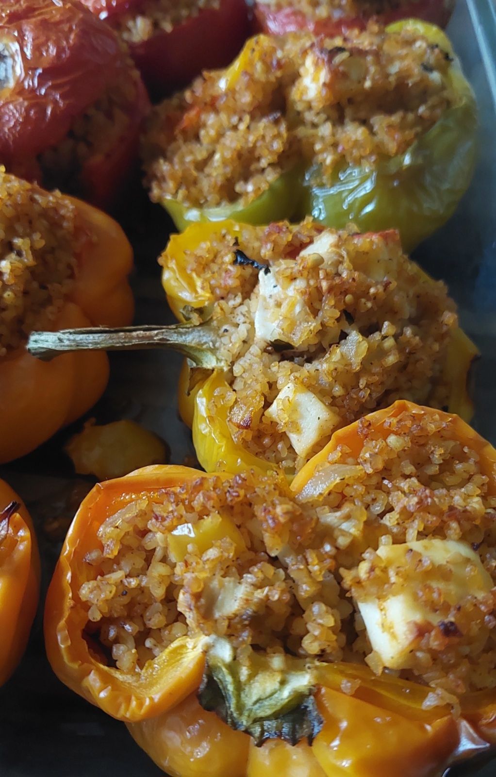 Poivrons et tomates farcis végétariens