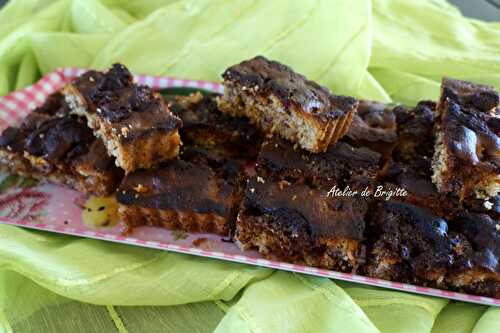 BROWNIE AUX ABRICOTS ET RAISINS SECS , AUX NOIX DE MACADAMIA ET AU CARAMEL