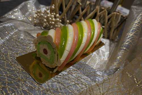 Bûche Fraises, Vanille et Pistaches