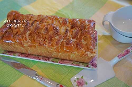 Cake aux pommes, moelleux et croustillants.