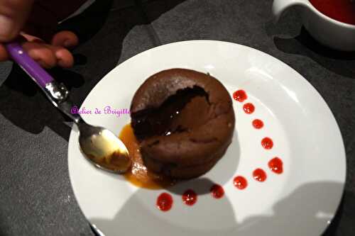 Fondant au chocolat, coeur caramel au beurre demi-sel et son coulis de framboises