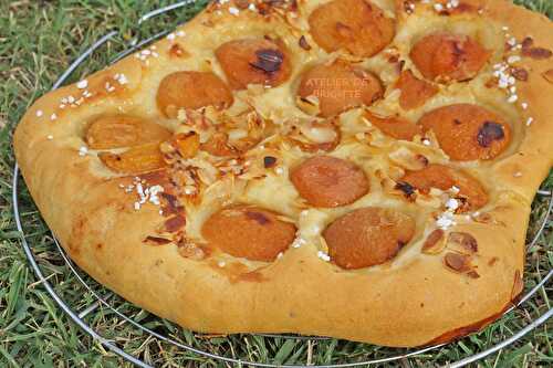 Fougasse aux abricots, miel, romarin et amandes