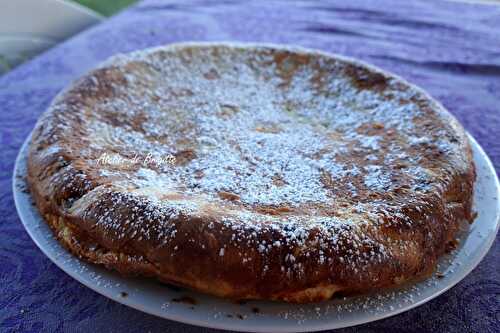 Gâteau pommes, raisins secs à la poêle