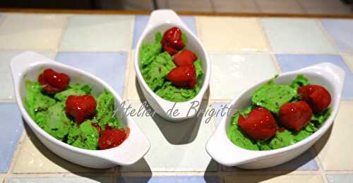 Glace ou crème glacée menthe chocolat et sorbet fraises