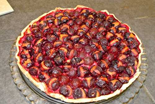 Tarte aux prunes sur crème pistache