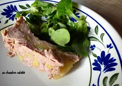 Foie gras de canard aux pommes caramélisées.