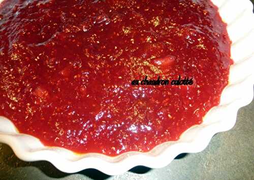 Linzertorte aux framboises et pêches de vigne