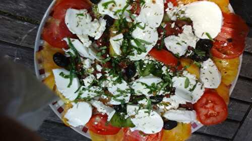 Salade de tomates variées mozzarella /fêta