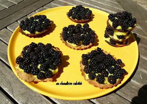 Tartelettes aux mûres, crème à la rose.