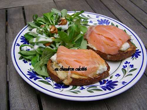 Toasts de saumon sur lit d'artichaut