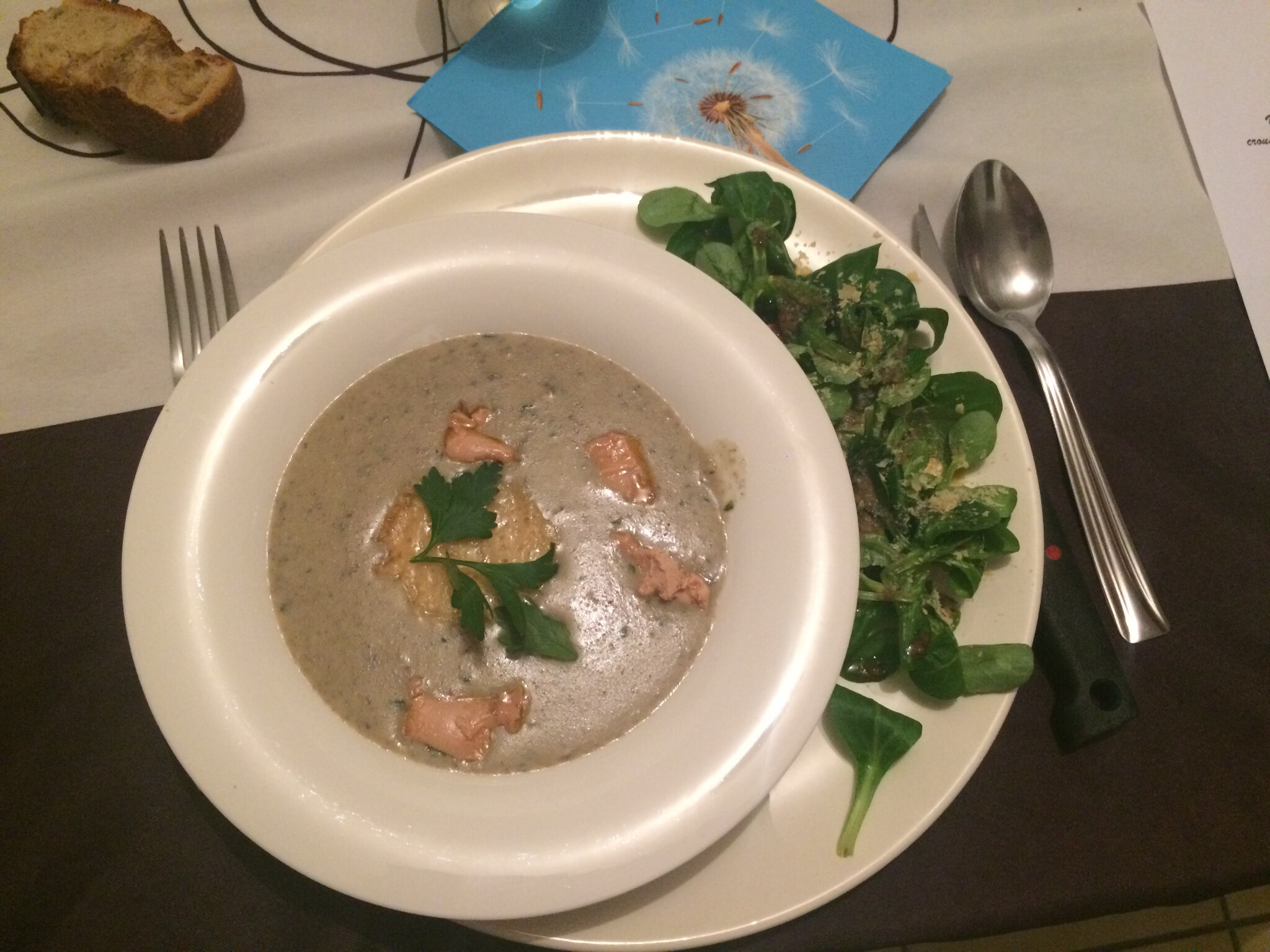 Velouté de champignons au foie gras et chips de parmesan 