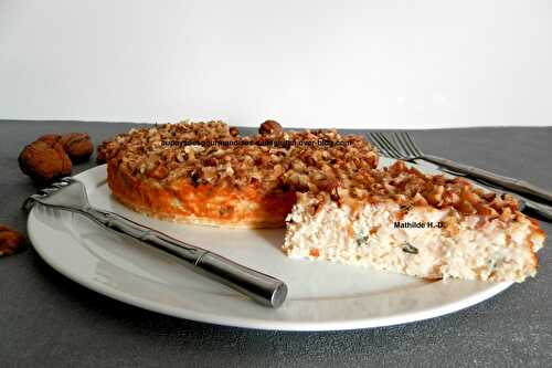 Gâteau au chou-fleur, fromage blanc, Parmigiano Reggiano AOP et ciboulette, recouvert de cerneaux de noix concassés d'après Carole Alter Gusto