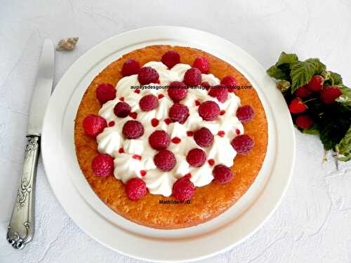 Gâteau OLGA d'après Christophe Felder : biscuit moelleux amande-orange imbibé de sirop d'orgeat, chantilly au sirop d'orgeat, gelée de framboise, framboises