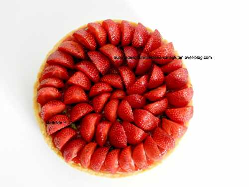 La tarte aux fraises d'après Cédric Grolet : pâte sucrée, crème d'amandes et morceaux de fraises, crème pâtissière, confiture ou gelée de fraises, pistou basilic